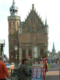 The tower was built in the early 17th century. It is part of the Stadhuis
