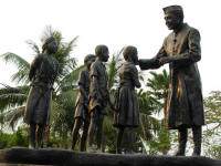 Statue of Nehru with some children in Nehru Park