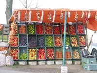 There were many varieties of apples for sale